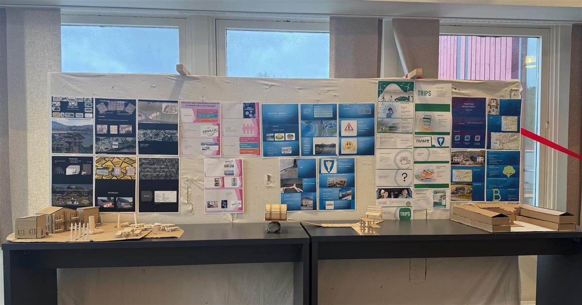 Bilde av oppsatt utstilling etter årets innovasjonscamp for 9. klasse. På bildet ser vi plansjene som elevene presenterte og modeller som de laget. - Klikk for stort bilde