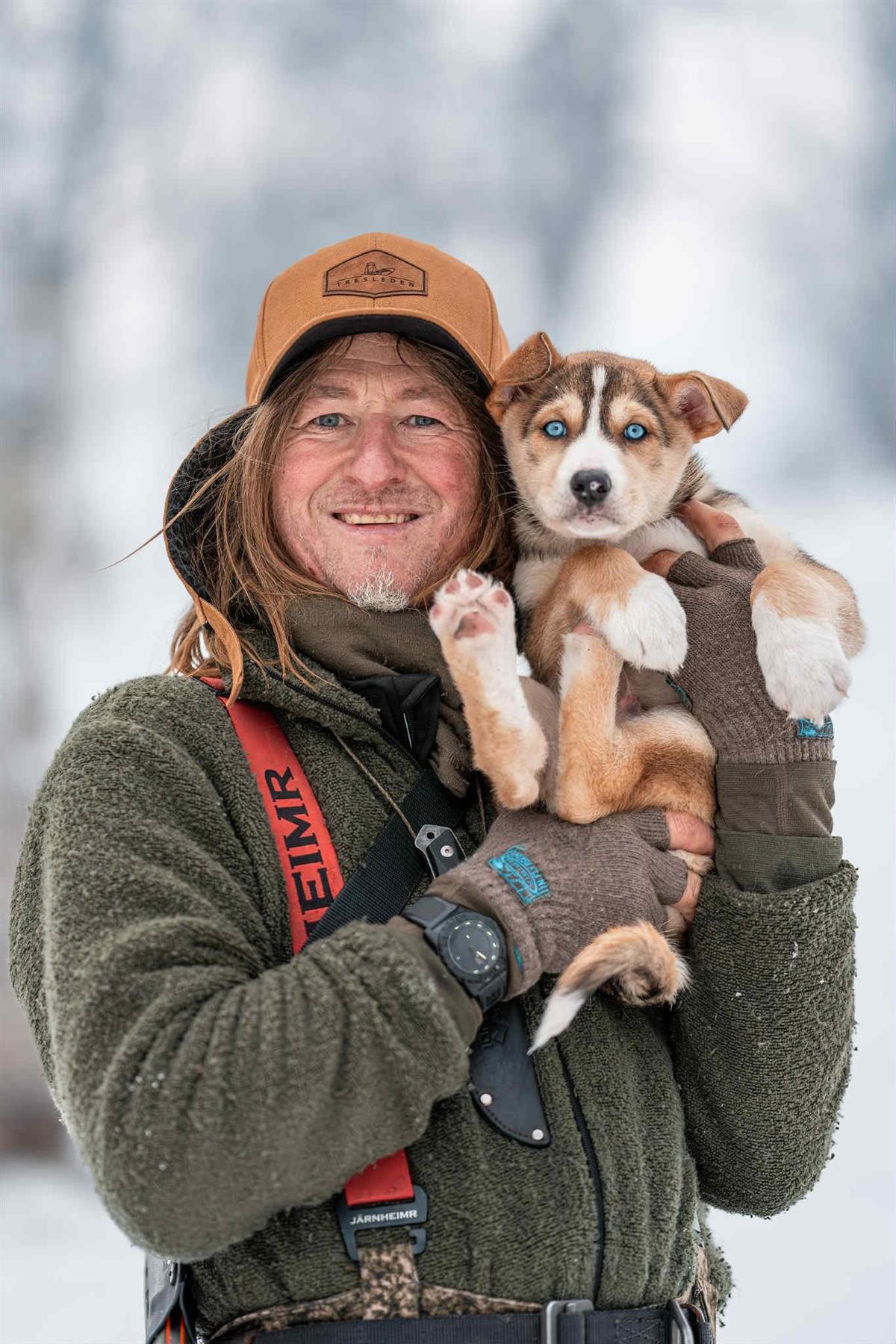 Bilde av Bengt-Are Barstad som er ute og holder en hund..jpg - Klikk for stort bilde