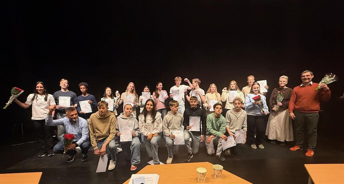 Bilde av årets 9. klasse som deltok på Innovasjonscamp. Juryen er også med på bildet. - Klikk for stort bilde